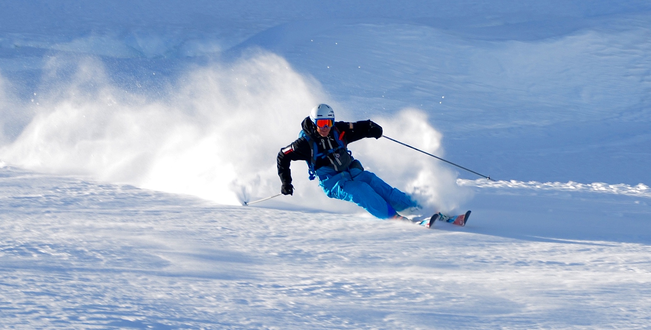 I can skiing. Off piste Skiing. Фитнес лыжи. Ski course. Skier man going away from Snow Storm.